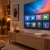 Wohnzimmer-Szene mit kleinem Streaming-Stick und Streaming-Box am Fernseher, Symbolbild zu Fire TV Stick 4K Max und Google TV Streamer für Sky Stream und WOW (KI-generiert)