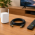 KI-generiertes Symbolbild: WLAN-Repeater, HDMI-Kabel und Fernbedienung für Sky Q und WOW